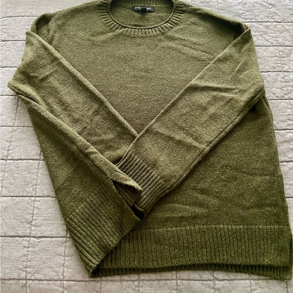 Banana Republic Olive Green Sweater - Picture 2 of 2